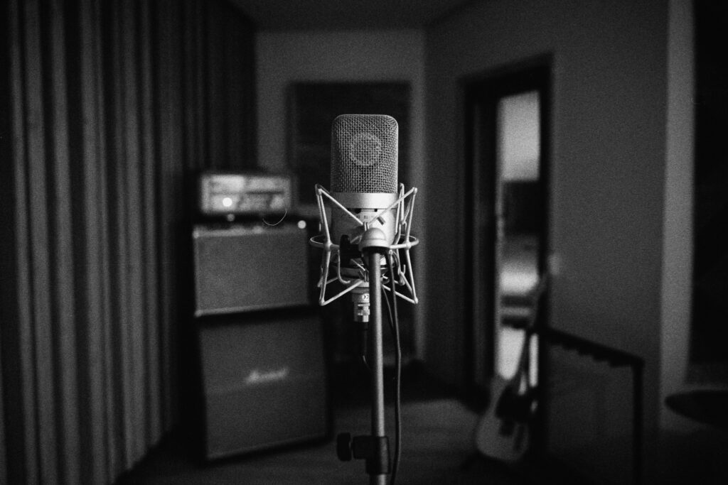 microphone in front of guitar amps